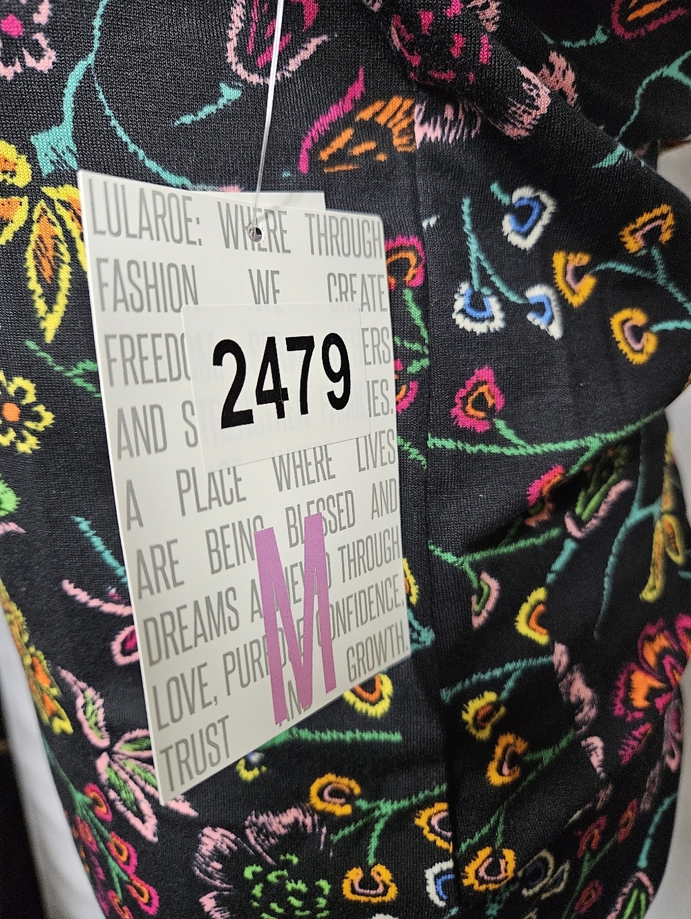 LuLaRoe Gigi Medium Black Short Sleeve Floral Tee with Multicolor - Picture 4 of 7